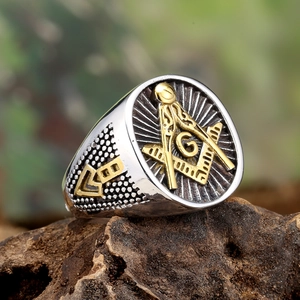 Détail de bague maçonnique vintage avec gravure dorée du compas et de l'équerre