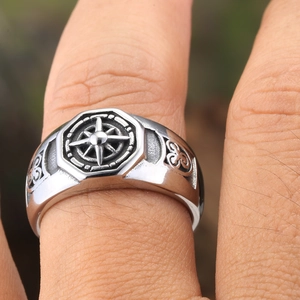 Bague boussole étoile de mer cyberpunk en acier inoxydable argenté portée au doigt