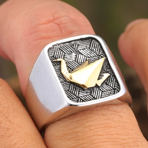 Chevalière minimaliste en acier inoxydable avec grue en origami dorée et texture