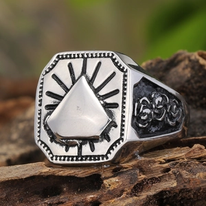 Vue macro d'une bague chevalière argentée vintage avec gravure de l'Oeil de la Providence