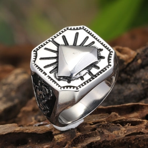Bague rétro octogonale pour hommes en acier inoxydable avec pyramide 3D sur fond d'écorce