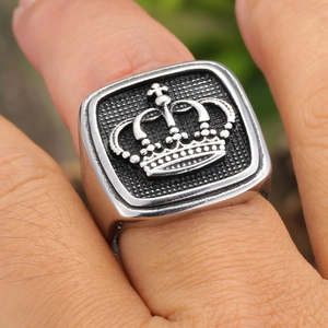 Herren Vintage Siegelring aus Edelstahl mit 3D Kronen-Emblem und schwarzem Mesh-Hintergrund