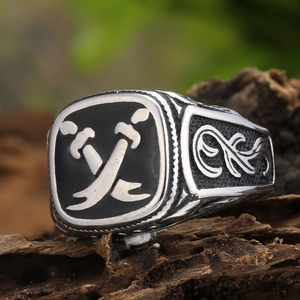Retro stainless steel signet ring for men featuring crossed scimitars on wood bark