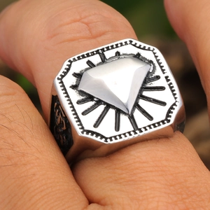 Bague vintage argent pour homme avec relief bouclier et motifs gravés ornementaux