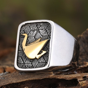 Bague minimaliste en acier inoxydable avec relief de grue en papier origami doré sur fond