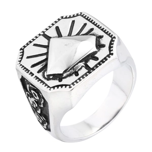 Bague vintage argentée avec gravure œil de la providence et motifs gothiques