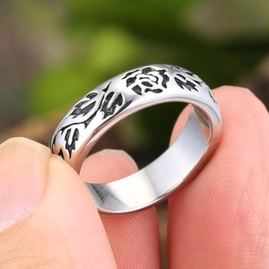 Vintage-Ring aus Edelstahl mit Rosenmuster, silberfarbenes Finish mit geprägter Pflanzenstruktur