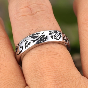 Vintage-Ring aus Edelstahl für Herren mit detaillierten schwarz gravierten Rosenranken