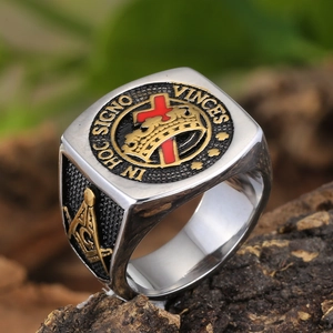 Bague chevalière maçonnique avec croix et couronne sur fond d'écorce naturelle