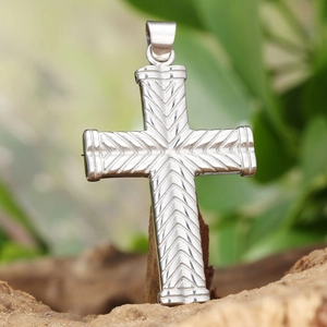 Macro del ciondolo a croce in acciaio inossidabile argento con trama a V su legno