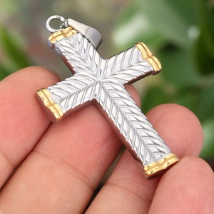 Collana con Ciondolo a Croce in Acciaio Inossidabile Texture Chevron Gioielli Religiosi Hip Hop per Coppie Unisex Moda Pendolare