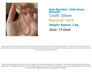 Dettaglio del ciondolo pony in argento S925 su un bracciale di perline rosso oro