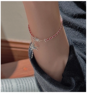 Dettaglio del bracciale in corda rossa intrecciata con ciondolo cavallo in argento S925