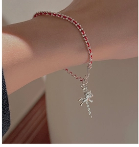 Dettaglio del bracciale rosso intrecciato con ciondolo a forma di cavallo in argento S925