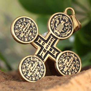 Colgante de cruz de San Benito vintage en acero inoxidable dorado sobre madera