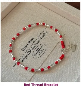 Nahaufnahme der S925 Sterlingsilber-Röhren an einem roten geflochtenen Armband
