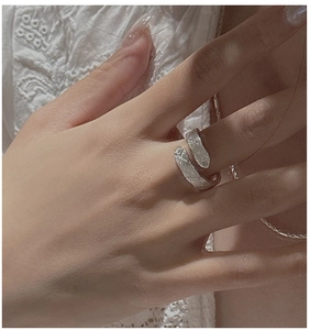 Detailed close-up of S925 sterling silver ring with unique crumpled foil texture finish