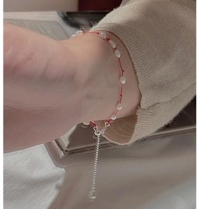 Détail du bracelet en cordon rouge argent S925 avec perles d'eau douce au poignet