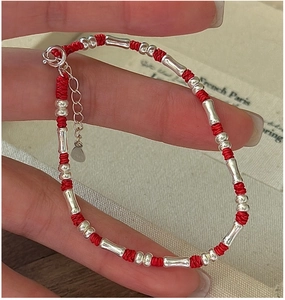 Detailansicht der S925 Sterling Silber Bambusperlen am roten geflochtenen Seilarmband