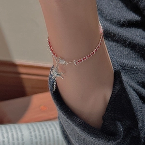 Bracciale minimalista in argento S925 con cordino rosso e piccolo ciondolo a forma di cavallo
