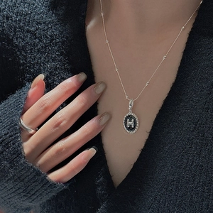Elegante collana in argento S925 con pendente a H ovale nero e bordo a corda