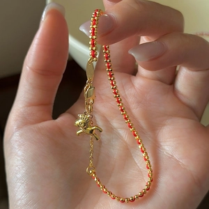 Bracciale intrecciato rosso con ciondolo a cavallo dorato e perline per Capodanno