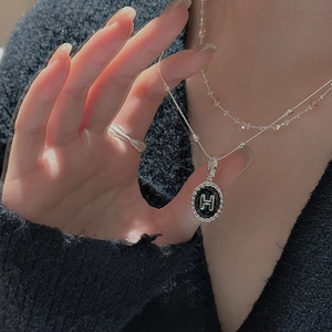 Collana minimalista in argento S925 con ciondolo a lettera H nera su catena elegante