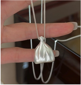 Vue détaillée du collier sac à main en argent S925 avec une finition mate élégante