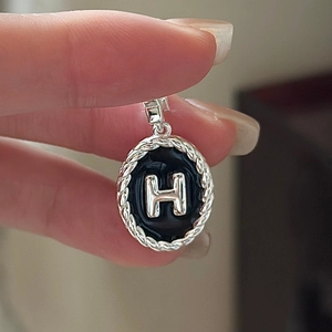 Pendente ovale in argento sterling S925 con lettera H e finitura in smalto nero