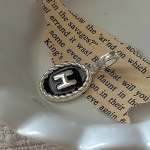 Ciondolo ovale vintage lettera H con finitura in smalto nero e bordo in corda d'argento