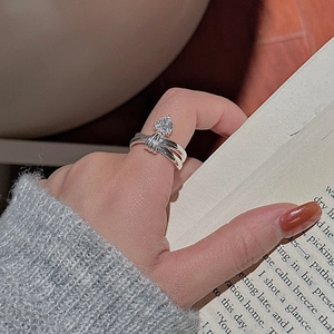 S925 sterling silver layered ring with pear-cut zircon stone on female hand