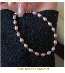 Détail du bracelet en argent S925 avec perles roses et agates rouges sur le poignet
