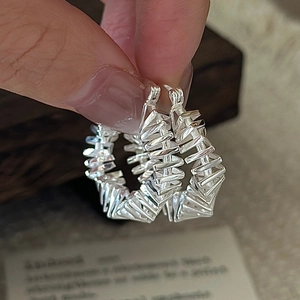 Minimalist S925 sterling silver hoop earrings featuring a vintage pleated texture design