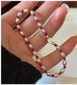 Détail du bracelet en argent S925 avec perles blanches et perles d'agate rouge