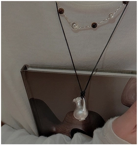 Détail du collier pendentif vase en argent S925 avec cordon noir et chaînes perlées