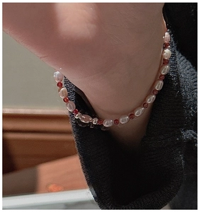 Détail du bracelet en argent S925 avec perles baroques et agate rouge porté au poignet