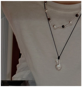 Détail d'un collier double épaisseur vintage avec perles minérales et pendentif goutte