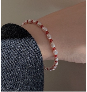 Gros plan d'un bracelet en argent S925 avec perles et perles d'agate rouge au poignet