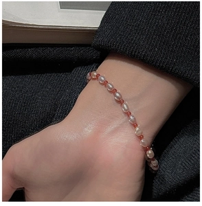 Détail d'un bracelet en argent S925 avec perles d'eau douce et perles d'agate rouge