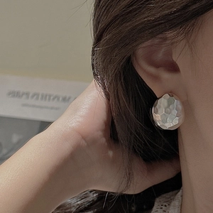 S925 sterling silver hammered texture round stud earrings with a matte vintage finish