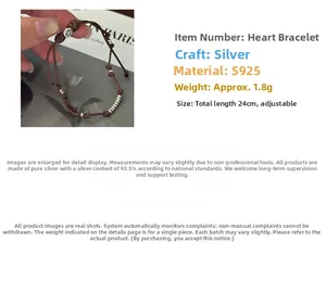 Detail eines S925 Silber-Herzanhängers an einem braunen geflochtenen Armband, verstellbar