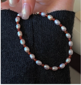 Détail du bracelet en argent S925 avec perles d'eau douce et agate rouge élégante