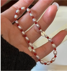 Détail du poinçon Ag925 sur le fermoir en argent du bracelet en perles mauves