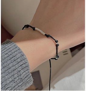 Minimalistisches schwarzes geflochtenes Wachsseil-Armband mit acht silbernen Metallperlen