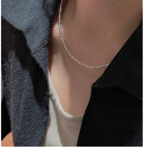 Vue macro d'un collier en argent sterling S925 avec des perles laser au fini scintillant