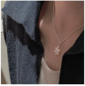 Dettaglio della collana con fiocco di neve in argento S925 e conchiglia bianca