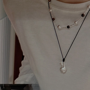 Collier superposé en argent S925 avec perles et pendentif vase rétro sur un tricot