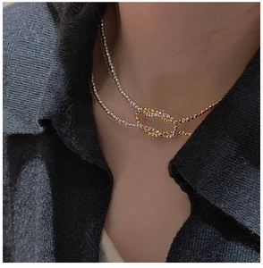 Gros plan détaillé d'un collier en argent S925 avec des perles laser facettées sur un mannequin
