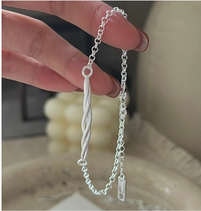 Detail of S925 sterling silver twisted bar bracelet with O-chain and lobster clasp closure