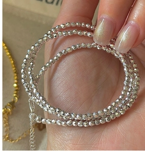 Vue détaillée du collier en argent S925 avec perles à facettes découpées au laser